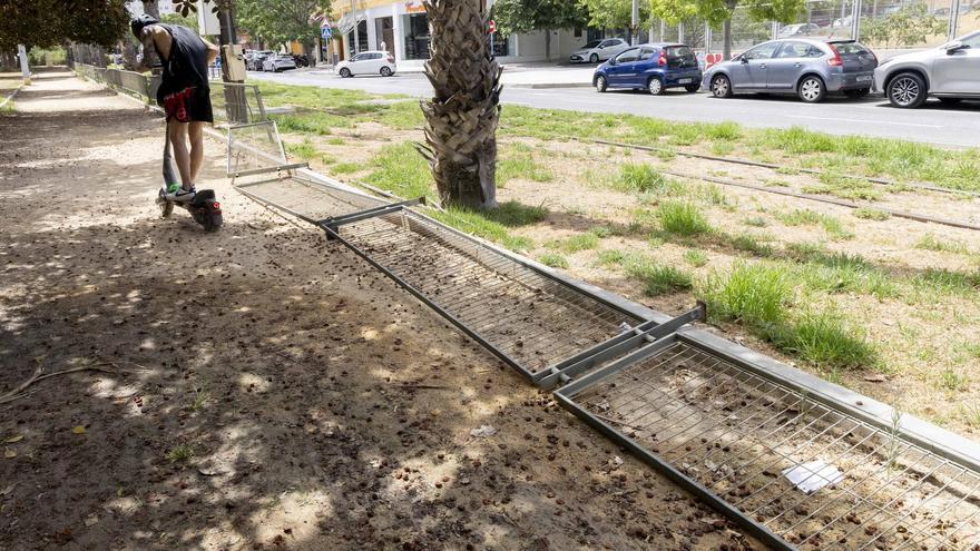 La rotura de vallas en Miriam Blasco compromete la seguridad al paso del TRAM
