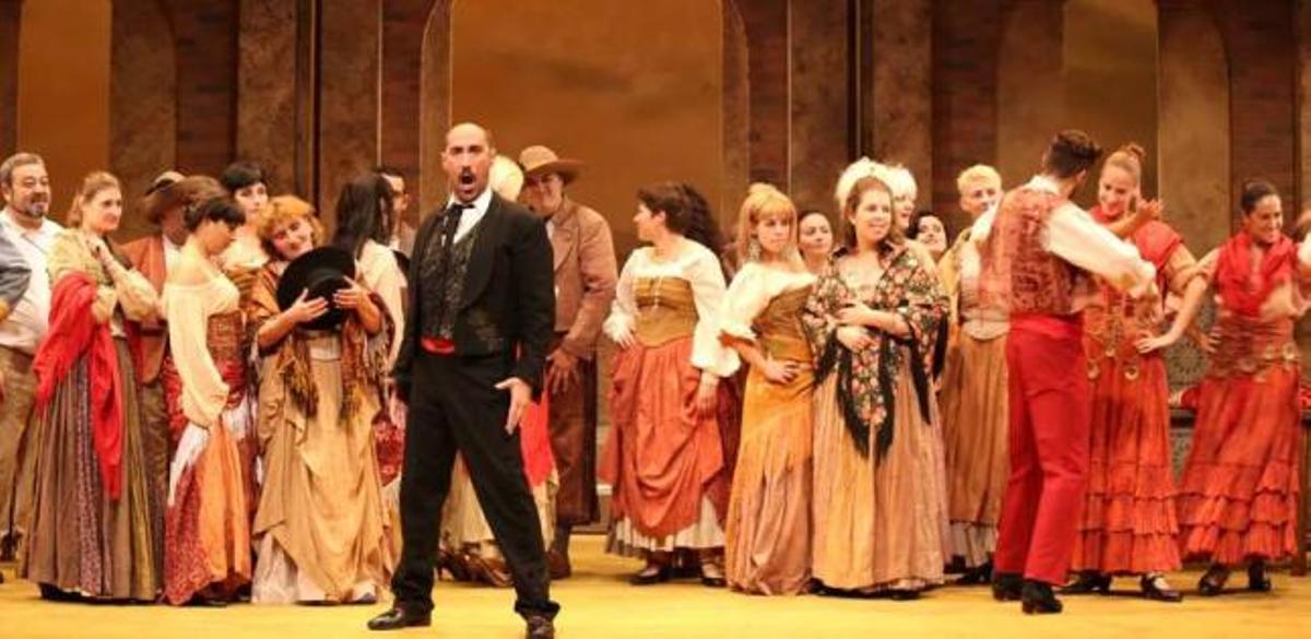El espectáculo llega hoy al Gran Teatro y cuenta con la colaboración de miembros de la Escolanía del Misteri.