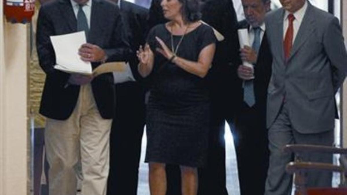 El socialista José Antonio Alonso y la popular Soraya Sáenz de Santamaría se dirigen a registrar la reforma, ayer, en el Congreso.