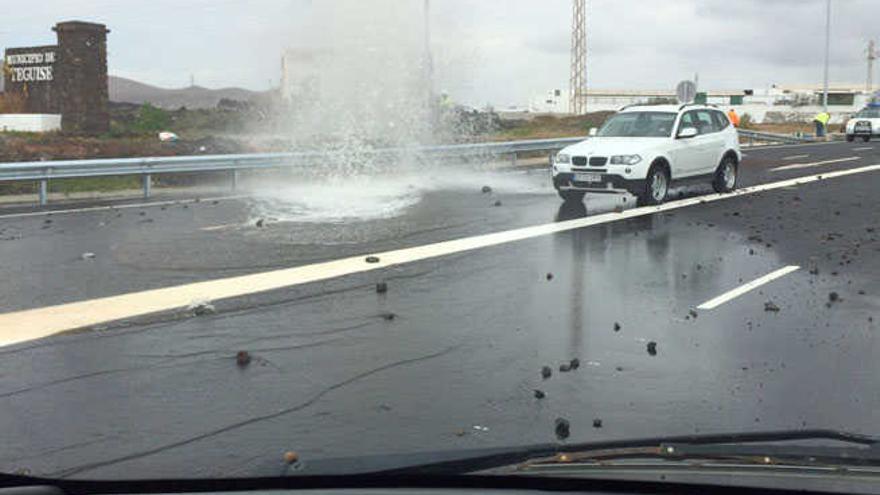 Un géiser en plena carretera