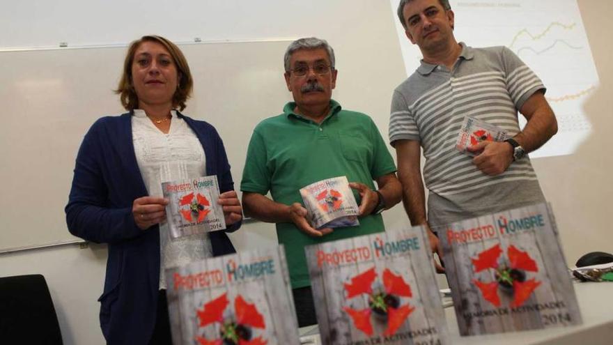 Beatriz Riesgo, Luis Manuel Flórez y Julio Sutil, ayer en Proyecto Hombre.