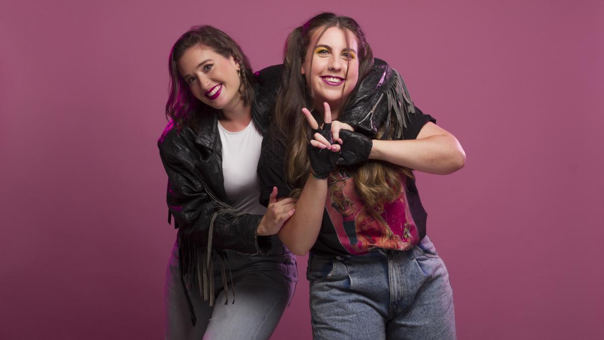 Victoria Martín y Carolina Iglesias (derecha), integrantes del pódcast Estirando el chicle