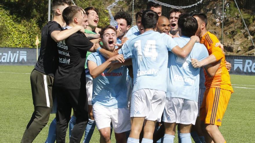 Los jugadores del Celta juvenil celebran su clasificación en A Madroa. // Alba Villar