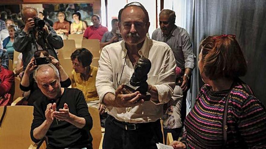 Luis González con la escultura regalada por sus compañeros de gremio, entre Miguel Núñez y María José Jambrina.