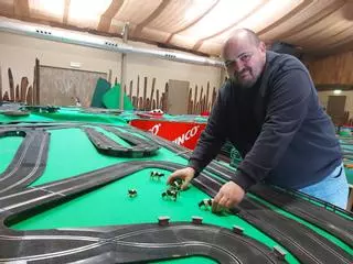 Esta es la historia del salense que invierte su tiempo libre en que Salas tenga un hueco en el mundo de los coches en miniatura
