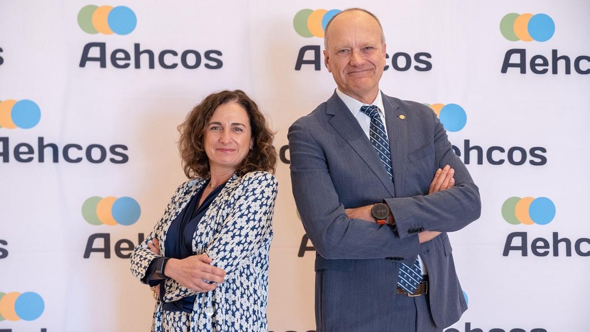 María Francisca Peñarroya y José Luque, vicepresidenta primera y presidente de Aehcos, este jueves tras la asamblea celebrada en Mijas.