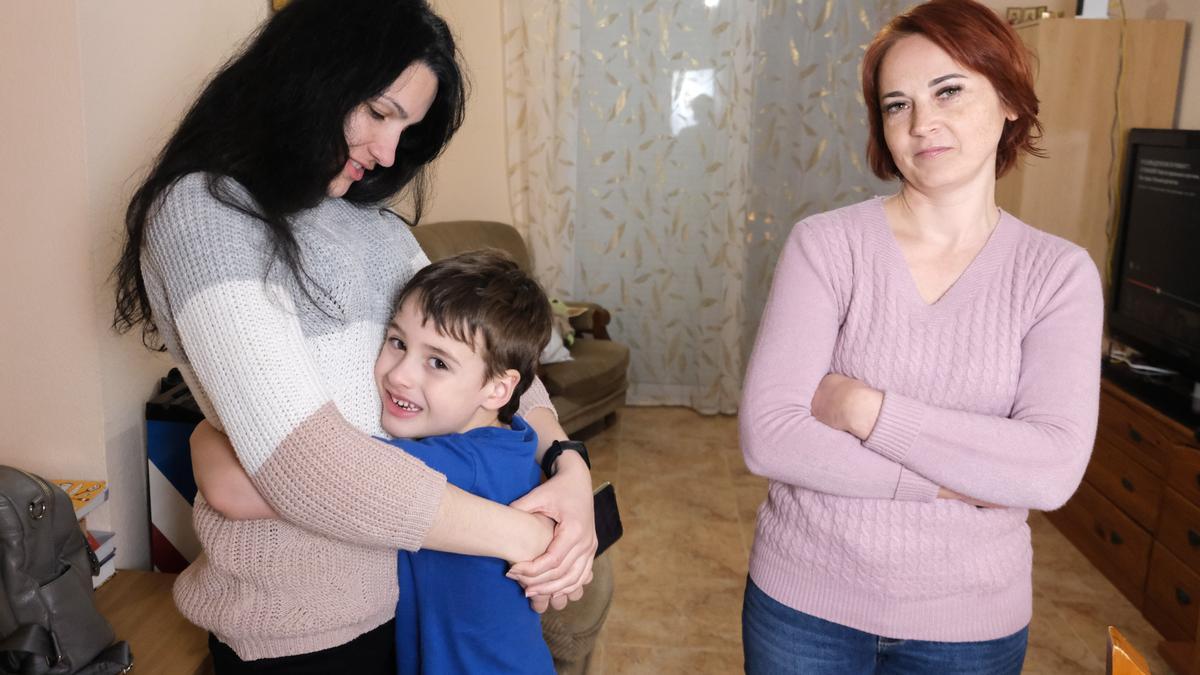 Natalia, rusa residente en Torrevieja, acoge en su casa a Viktoria y su hijo de seis años, ucranianos que han huido de las bombas