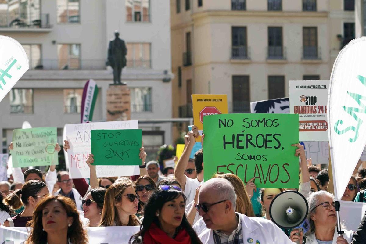 Más de medio millar de médicos de Málaga marchan por calle Larios en una nueva jornada de huelga Más de medio millar de médicos de Málaga marchan por calle Larios en una nueva jornada de huelga