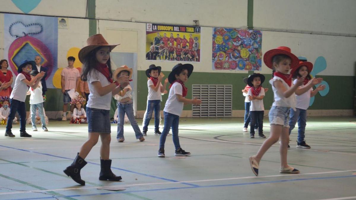 Alumnos del colegio Virgen de la Vega de Benavente, en la fiesta. / E. P.