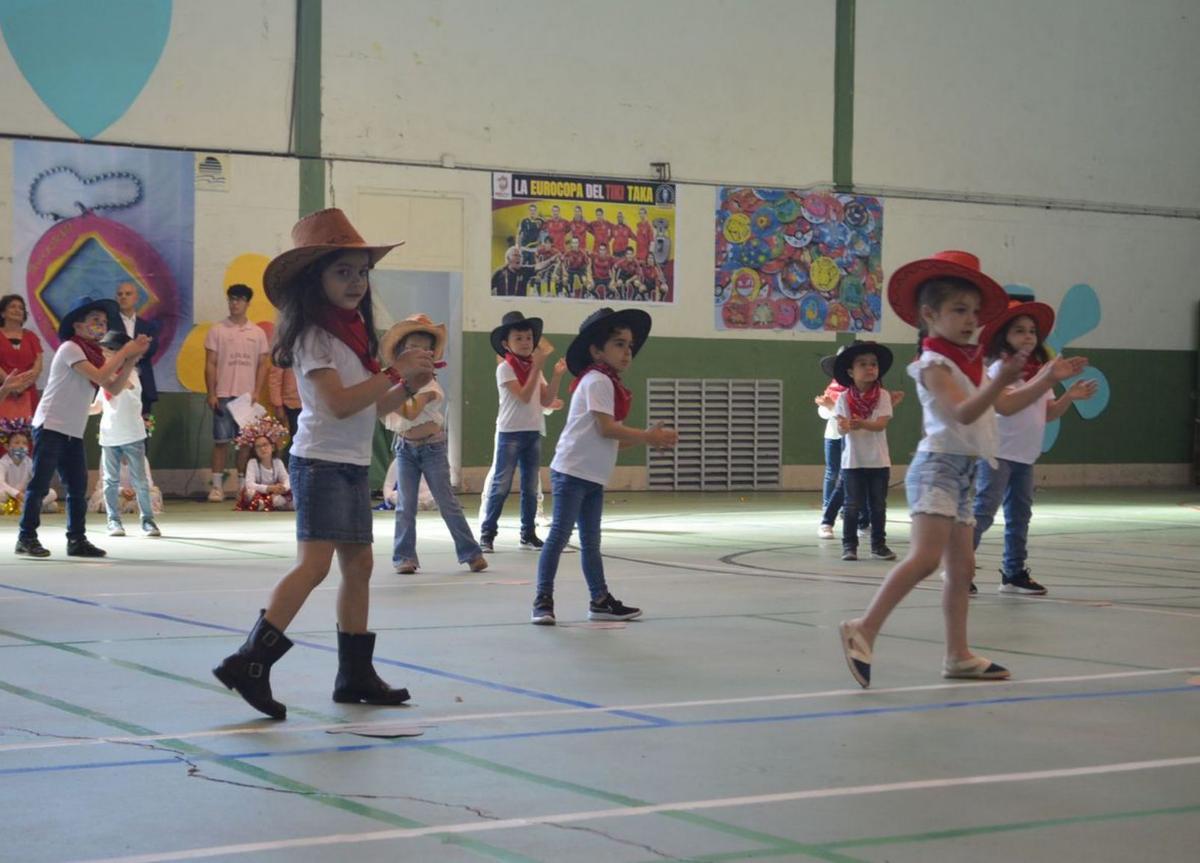 La comunidad educativa del colegio Virgen de la Vega celebra una jornada especial festiva, con bailes y deporte