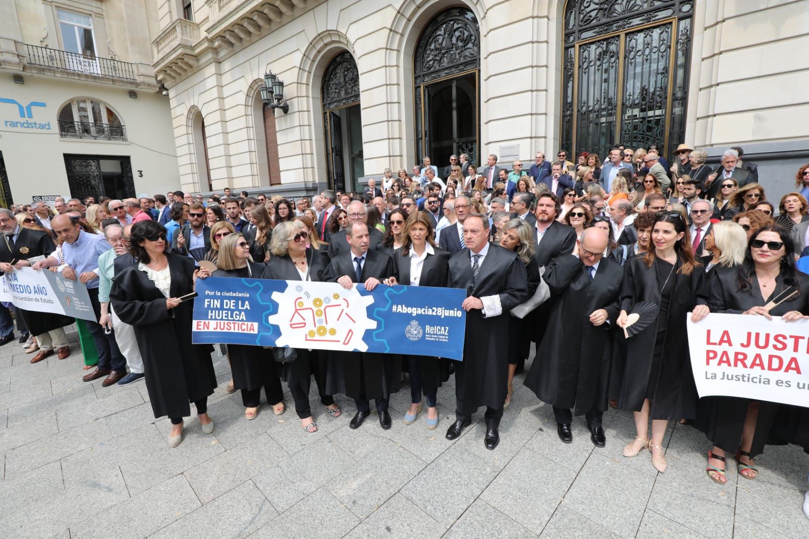 Concentración de abogados y procuradores en la plaza de España para mostrar su malestar por la paralización de la Justicia desde hace meses