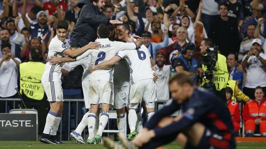 Los jugadores del Madrid se abrazan, con el portero alemán Neuer en el suelo.