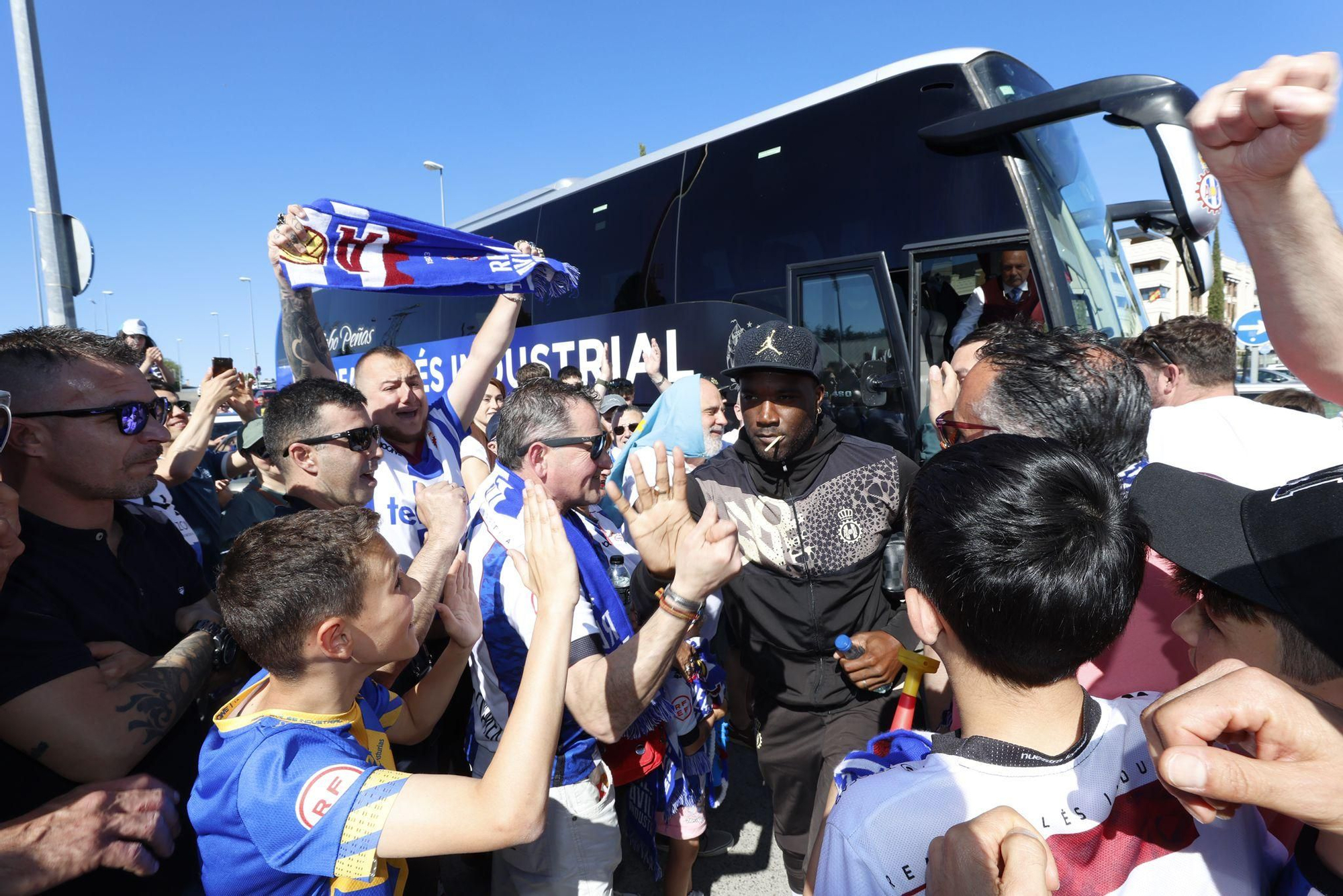 EM IMÁGENES: Multitudinario recibimiento al Avilés en su llegada al campo del Rayo Majadahonda