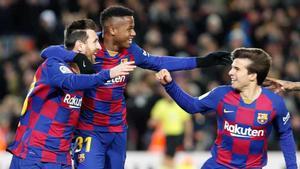 Messi, Ansu Fati y Riqui Puig celebran el tanto del 10