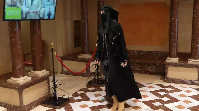 Una diputada de Vox se presenta con un niqab en la Asamblea Regional de Murcia y la obligan a quitárselo