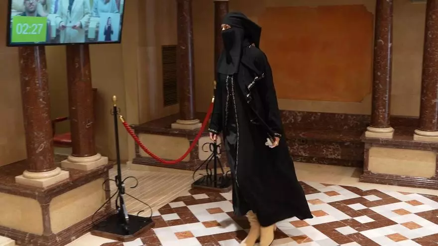 Una diputada de Vox se presenta con un niqab en la Asamblea Regional de Murcia y la obligan a quitárselo