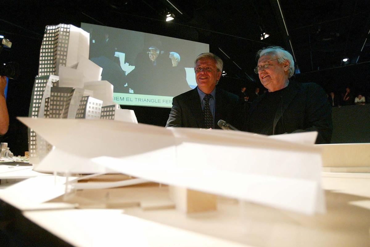 El arquitecto Frank Gehry y el entonces alcalde de Barcelona, Joan Clos, muestran la maqueta del edificio proyectado en la zona de La Sagrera, donde se ubicará el futuro Museo de la Movilidad.
Barcelona, 20 de mayo de 2004.