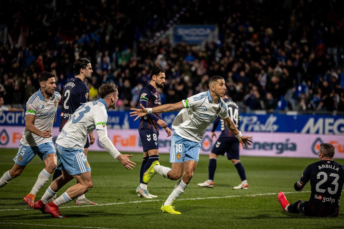Tachi y Cuenca corren a abrazar a El Yamiq tras marcar el tanto que adelantaba al Zaragoza.
