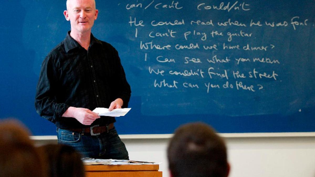 Un profesor imparte una clase de inglés en la UPF, en una imagen de archivo