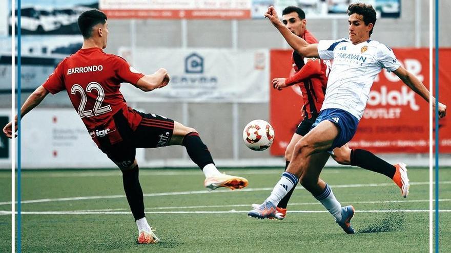 Mañas disputaba un balón contra un jugador del Arenas de Getxo
