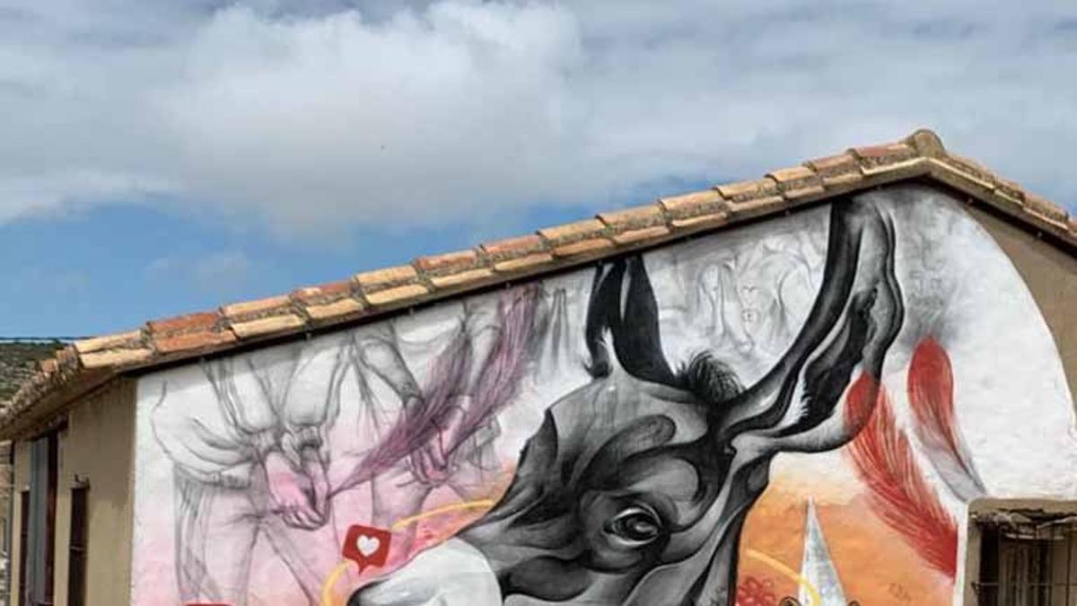 Algunos de los muros de la localidad llevan impresas obras de arte en el llamado ‘Fuendetodos-Goya Street Art’.