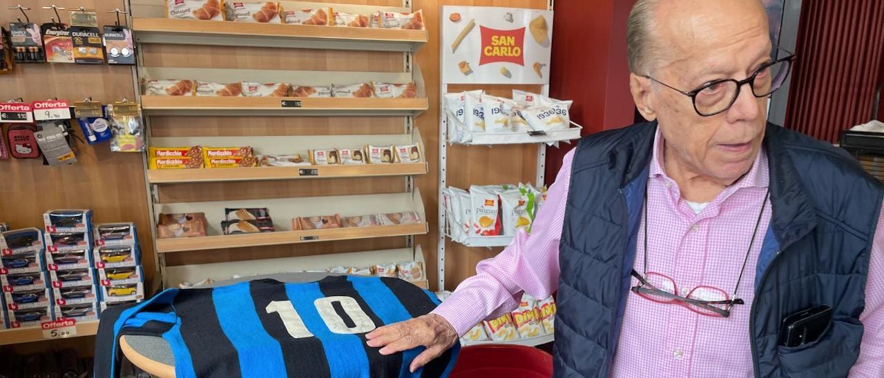 Luis Suárez, en la gasolinera de Milán donde tenía su pequeño museo junto a la camiseta 10 del Inter que lucía.