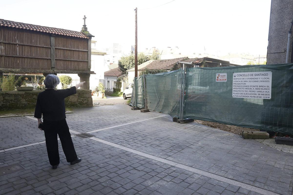 El hórreo centenario de Santa Marta se sitúa a escasos metros de la construcción de un nuevo edificio.