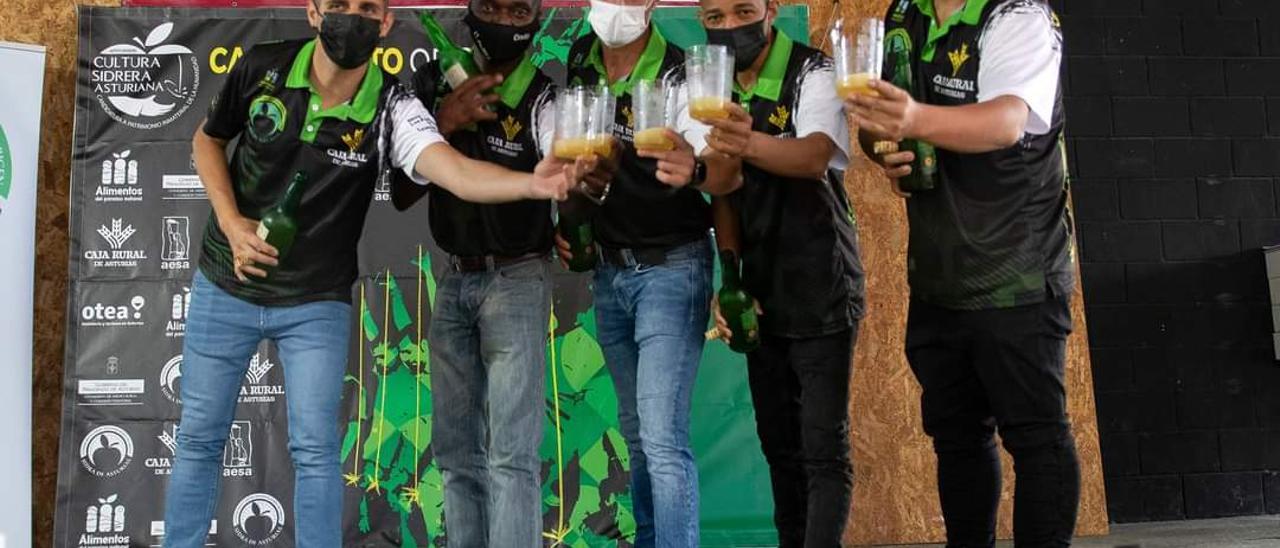 Los participantes posan con sus culetes de sidra en la prueba disputada en Carreño