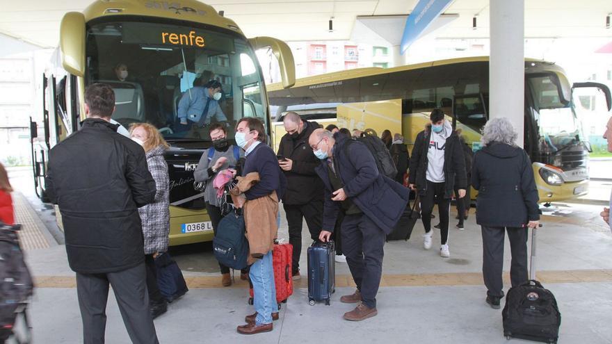 Usuarios de Renfe en la estación de autobuses de Ourense, realizando transbordo. |   // IÑAKI OSORIO