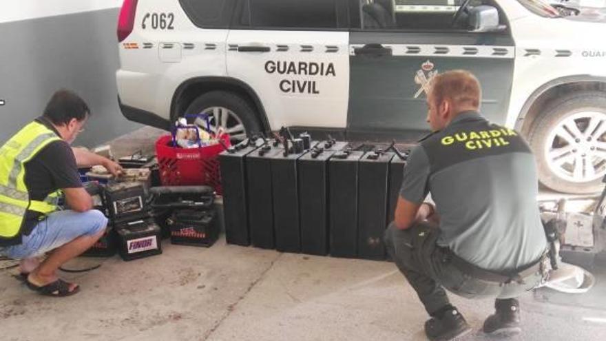 Agentes de la Guardia Civil examinan el material recuperado.