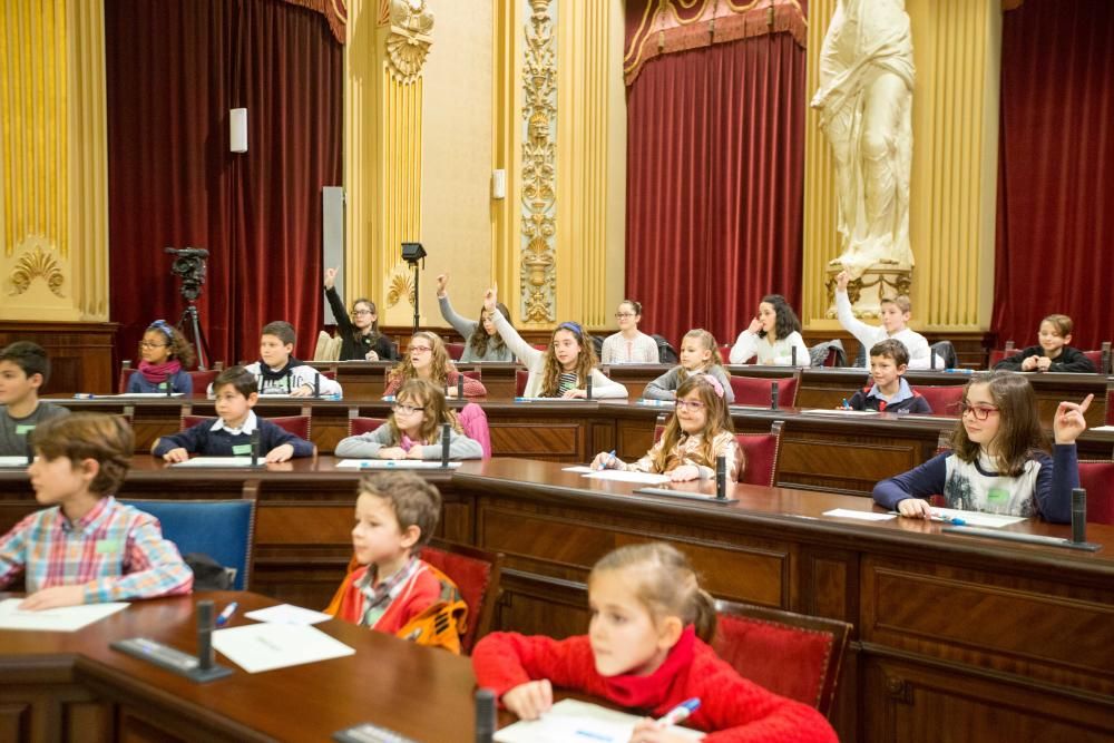 68 niños se convierten en diputados por un día