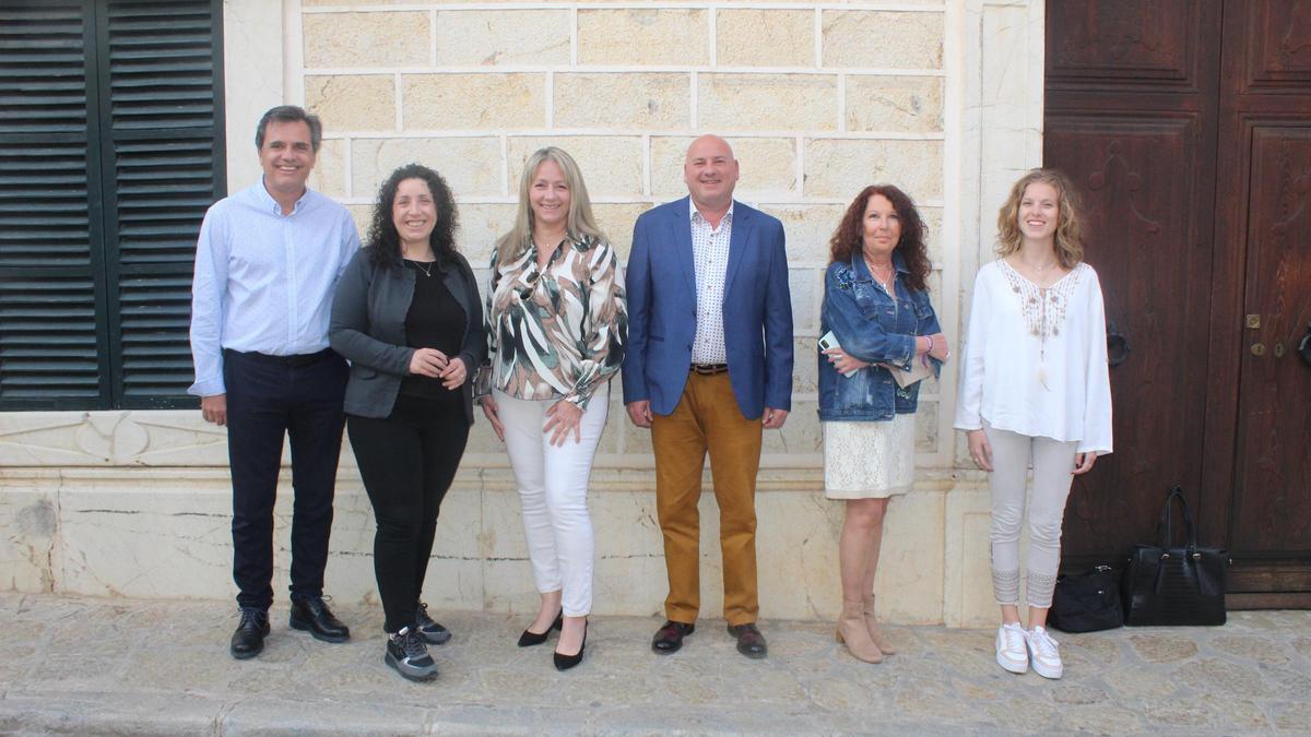 Foto de familia de las candidatas y los candidatos de Binissalem.
