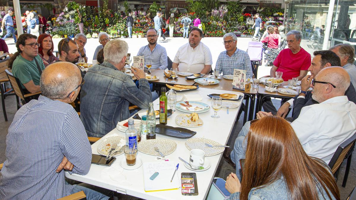 Junqueras almorzó en la plaza 25 de mayo con representantes de colectivos alicantinos.