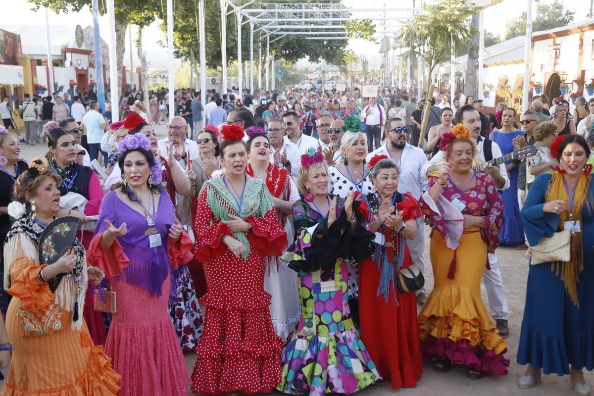 Coros desfilando por la calle Guadalquivir de la Feria de Córdoba este jueves.