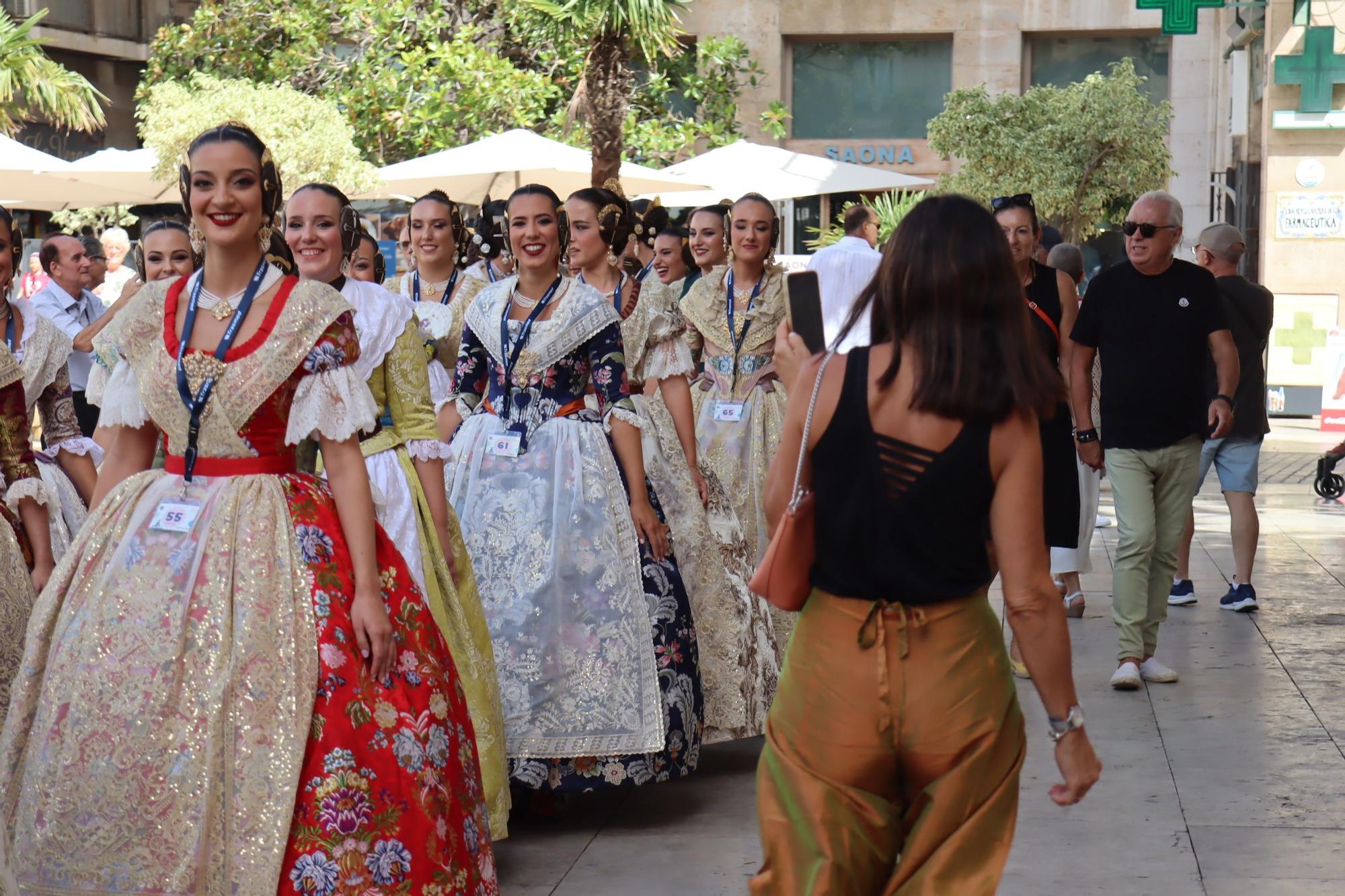 Baño de multitudes de las candidatas a Fallera Mayor de València 2025