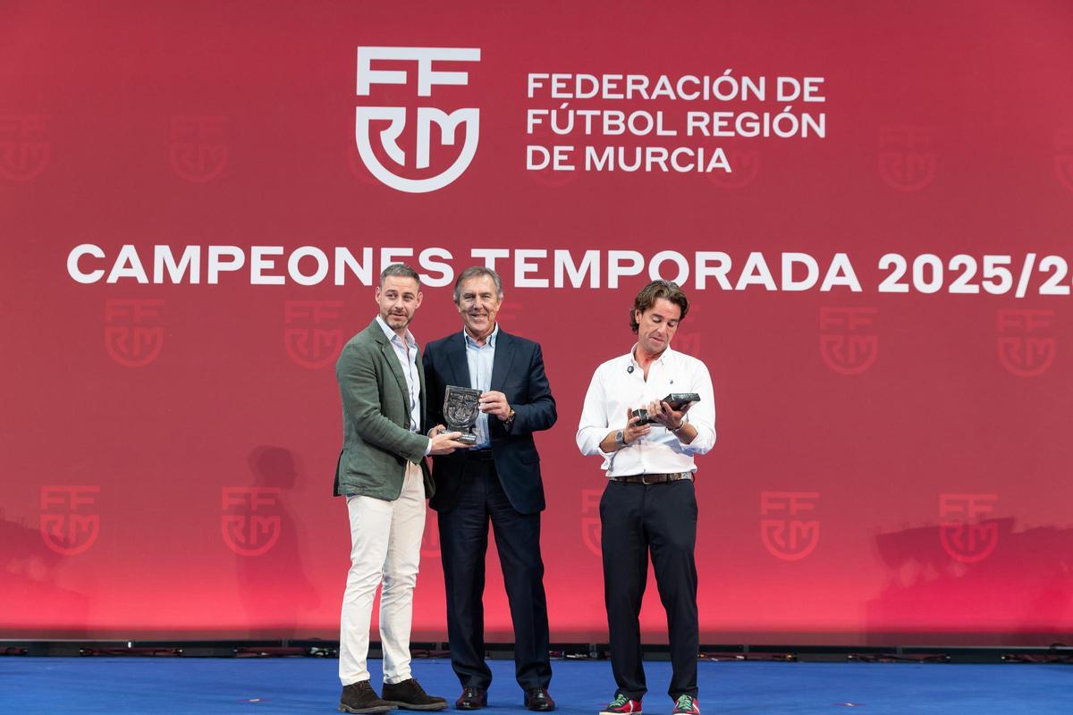 La FFRM reconoció a Fran Sánchez, director general de Deportes, y a Miguel Ángel Noguera, concejal de Deportes.