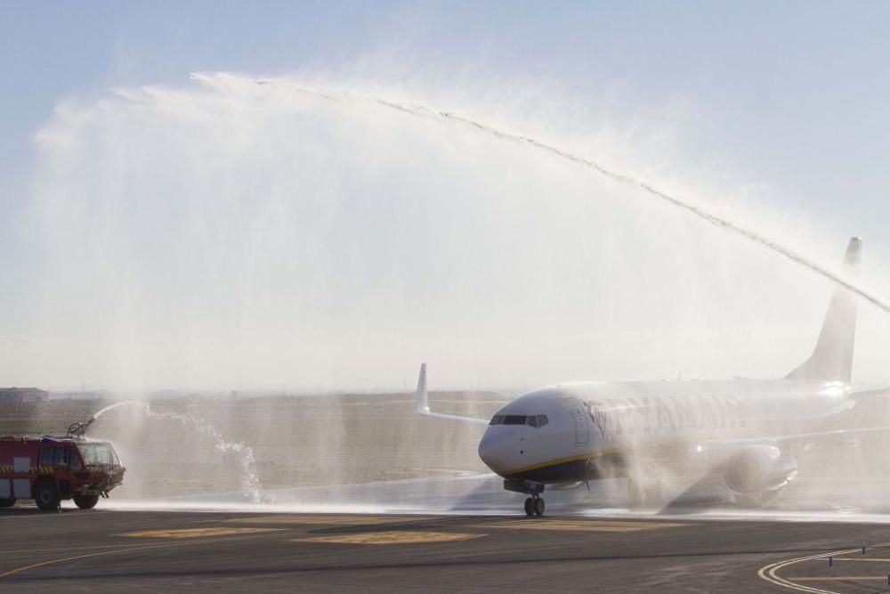 Llegada del primer avión al aeropuerto de Corvera