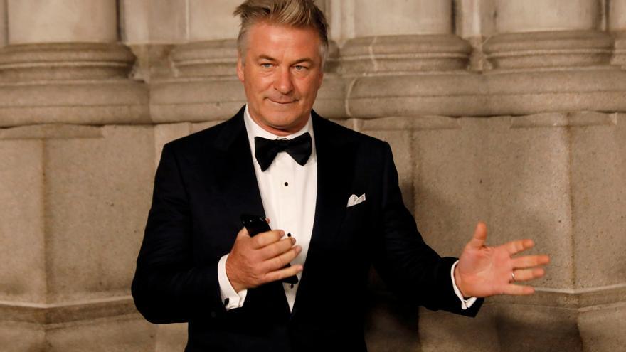 La fiscalía estadounidense rebaja los cargos contra Alec Baldwin