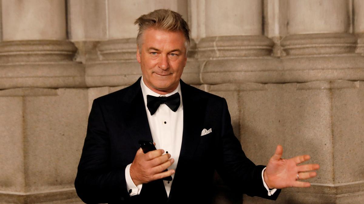 La fiscalía estadounidense rebaja los cargos contra Alec Baldwin.