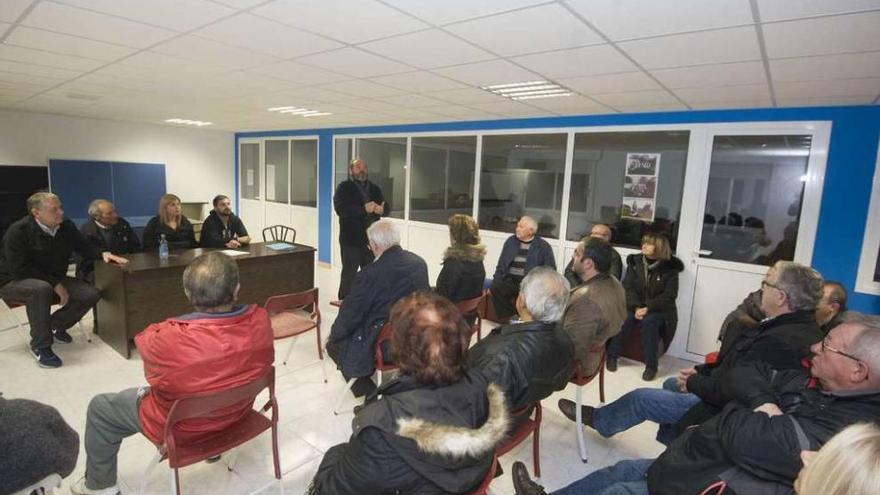 Vecinos, ayer, durante la reunión convocada por la asociación San Pancracio del Portiño de Suevos.