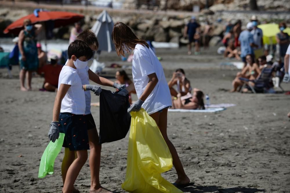 La Reina Sofía participa en una recogida de residuos en una playa de Rincón