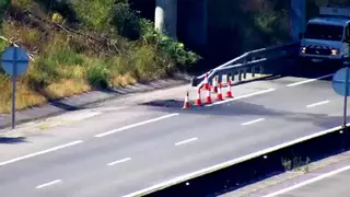 Arde un coche por completo mientras circulaba por la AP-9