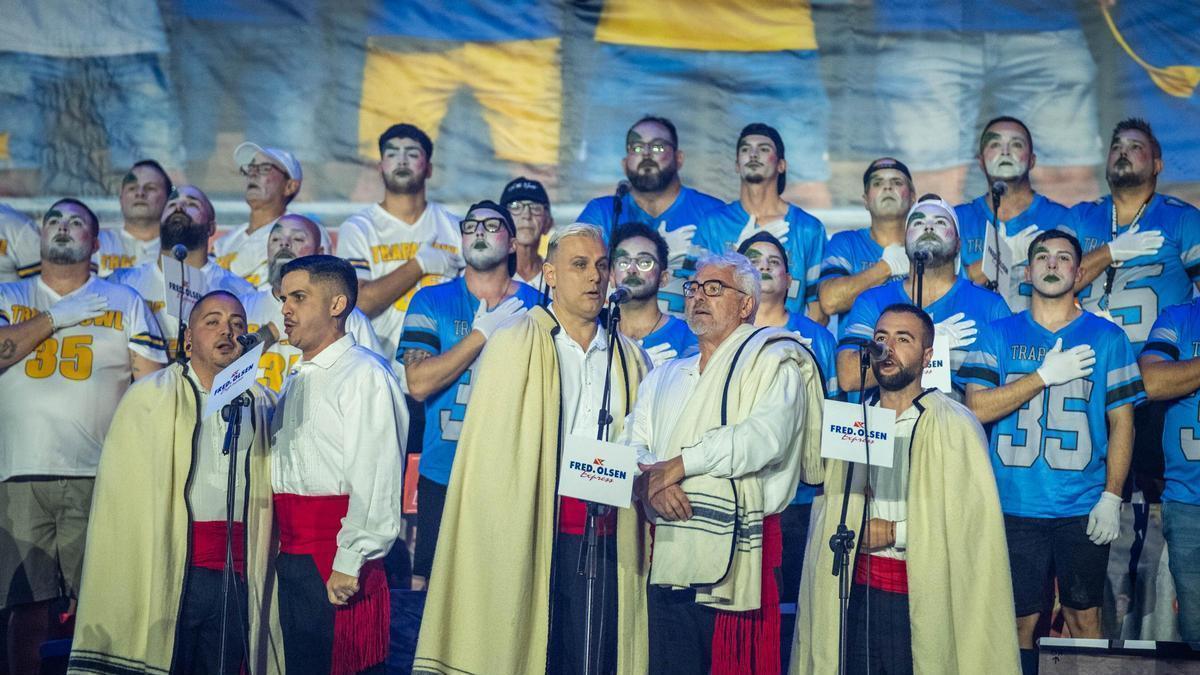 Trapaseros abrió su tema de la Super Bowl con Los Sabandeños cantando el 'Pasodoble Islas Canarias'.