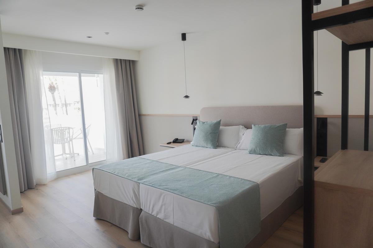 Las habitaciones han sido completamente renovadas y destacan por su amplitud y luminosidad.