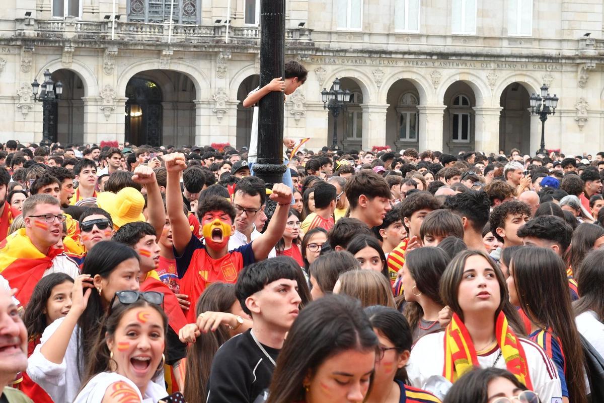 Los coruñeses volvieron a la plaza de María Pita para disfrutar del partido ante Francia emitido en pantalla gigante.
