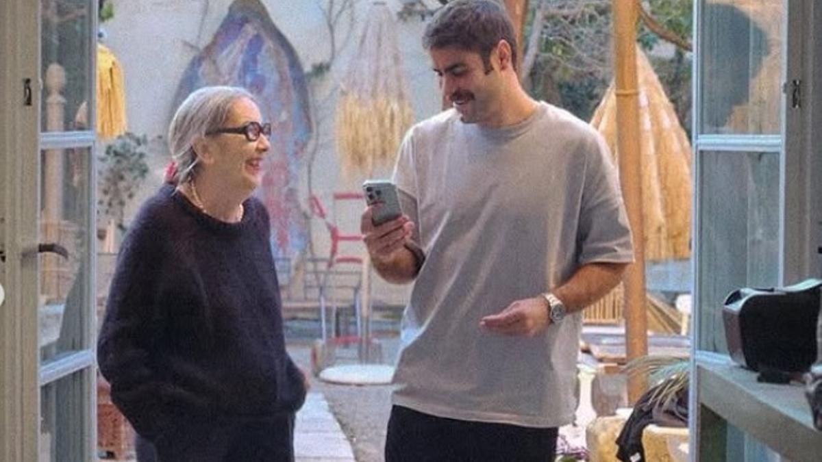 Abdón Prats y su madre, responsables del Café Parisien de Artà