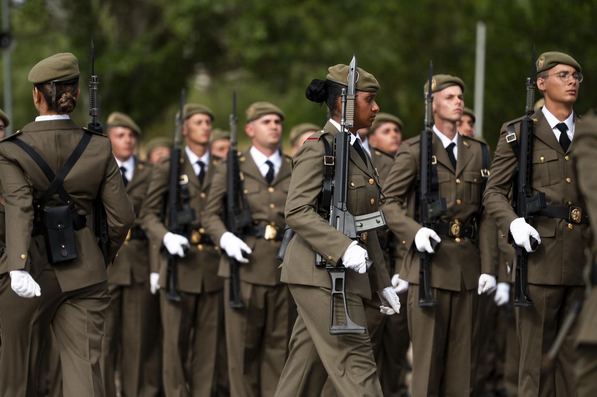 EN IMÁGENES | Multitudinaria jura de bandera en Cáceres con récord de mujeres soldado