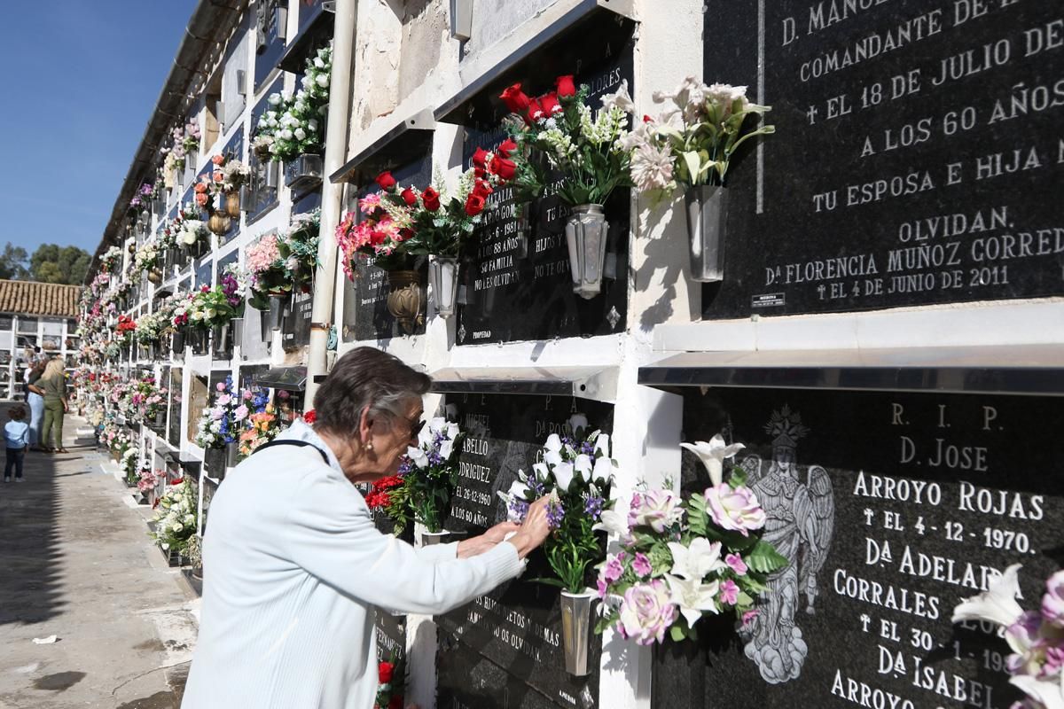 Cientos de cordobeses visitan los cementerios