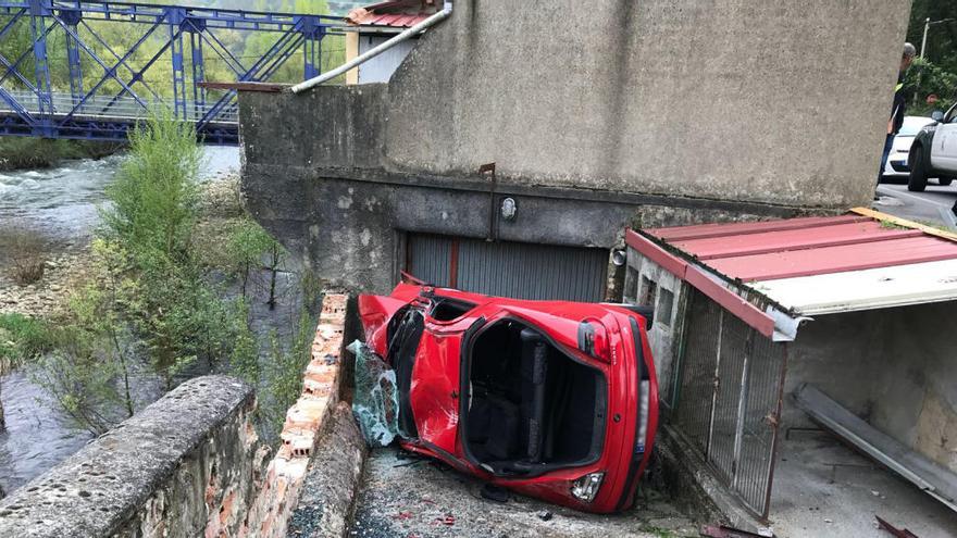 Cuatro heridos en un accidente de tráfico en la zona de San Mamés, muy cerca de Blimea