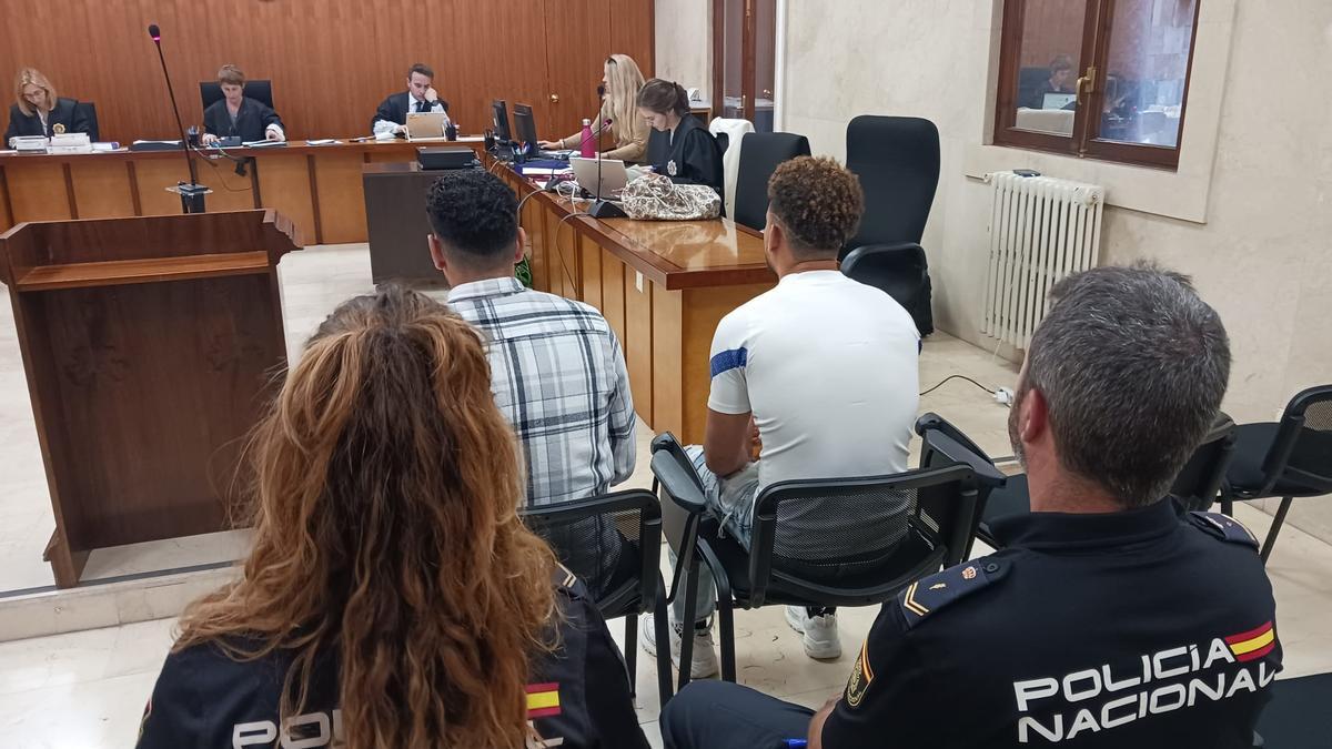 Los dos jóvenes acusados de patronear una patera, durante el juicio en la Audiencia de Palma.